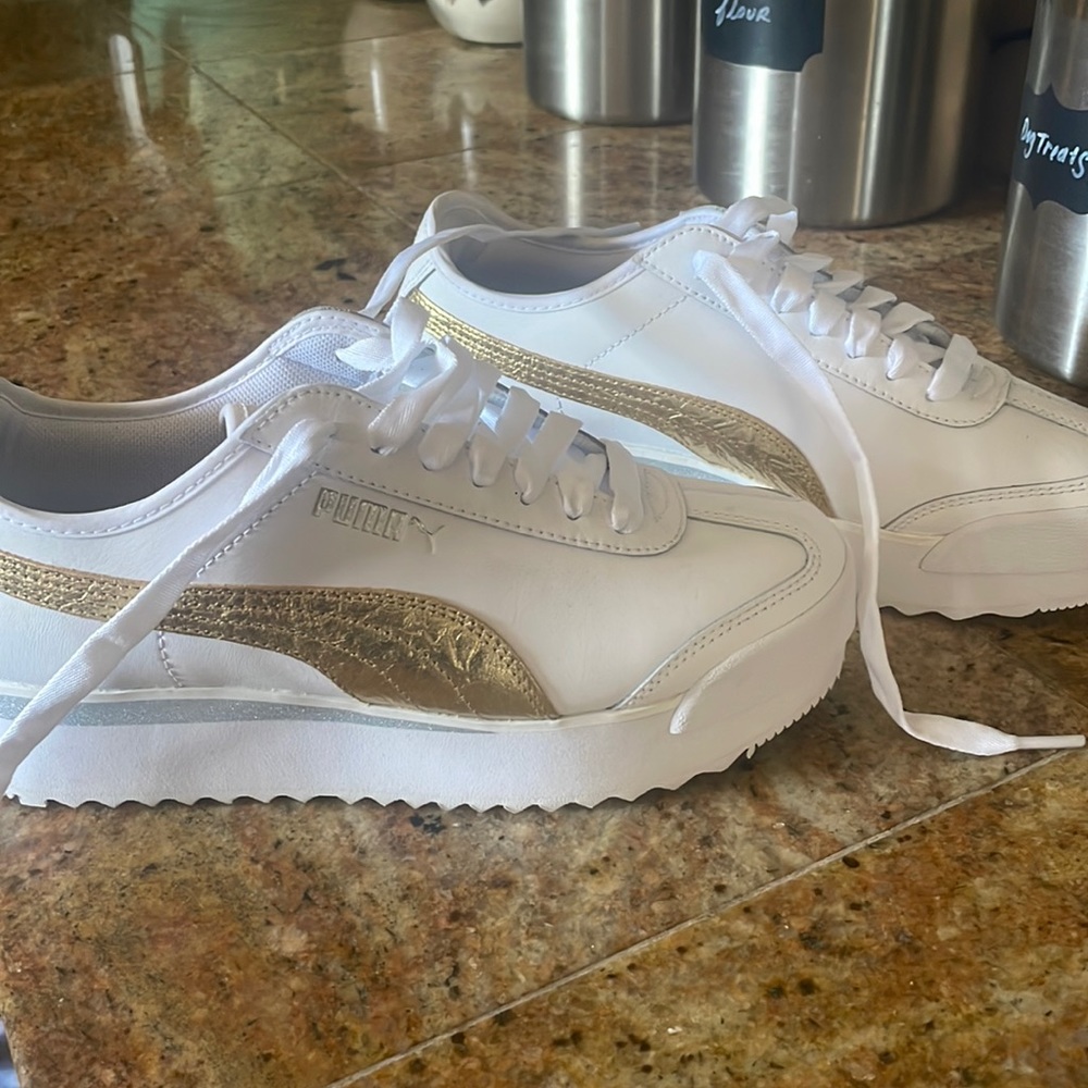 White and gold platform pumas